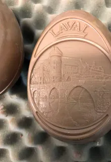 oeuf en chocolat Laval de face