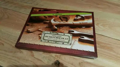 Boîte à outils en chocolat, coffret et outils moulés séparément
