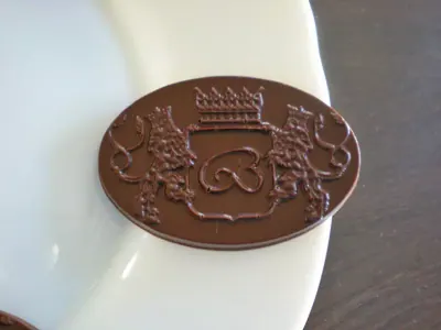 Écusson en chocolat, relief fin conservé au démoulage