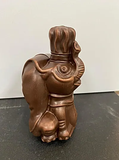 Éléphant en chocolat, vue de profil