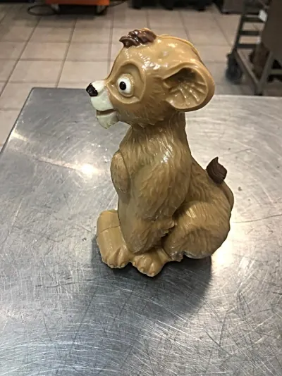 Lionceau en chocolat, vue de profil