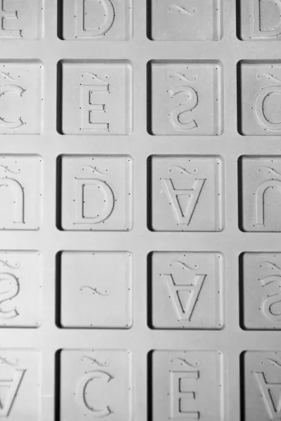 Matrice de lettres personnalisées, usinée sur mesure