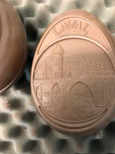 Œuf de Pâques aux armes de Laval, vue de face