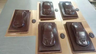 Voiture en chocolat, vue de face