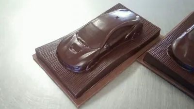 Voiture en chocolat, vue de trois quarts